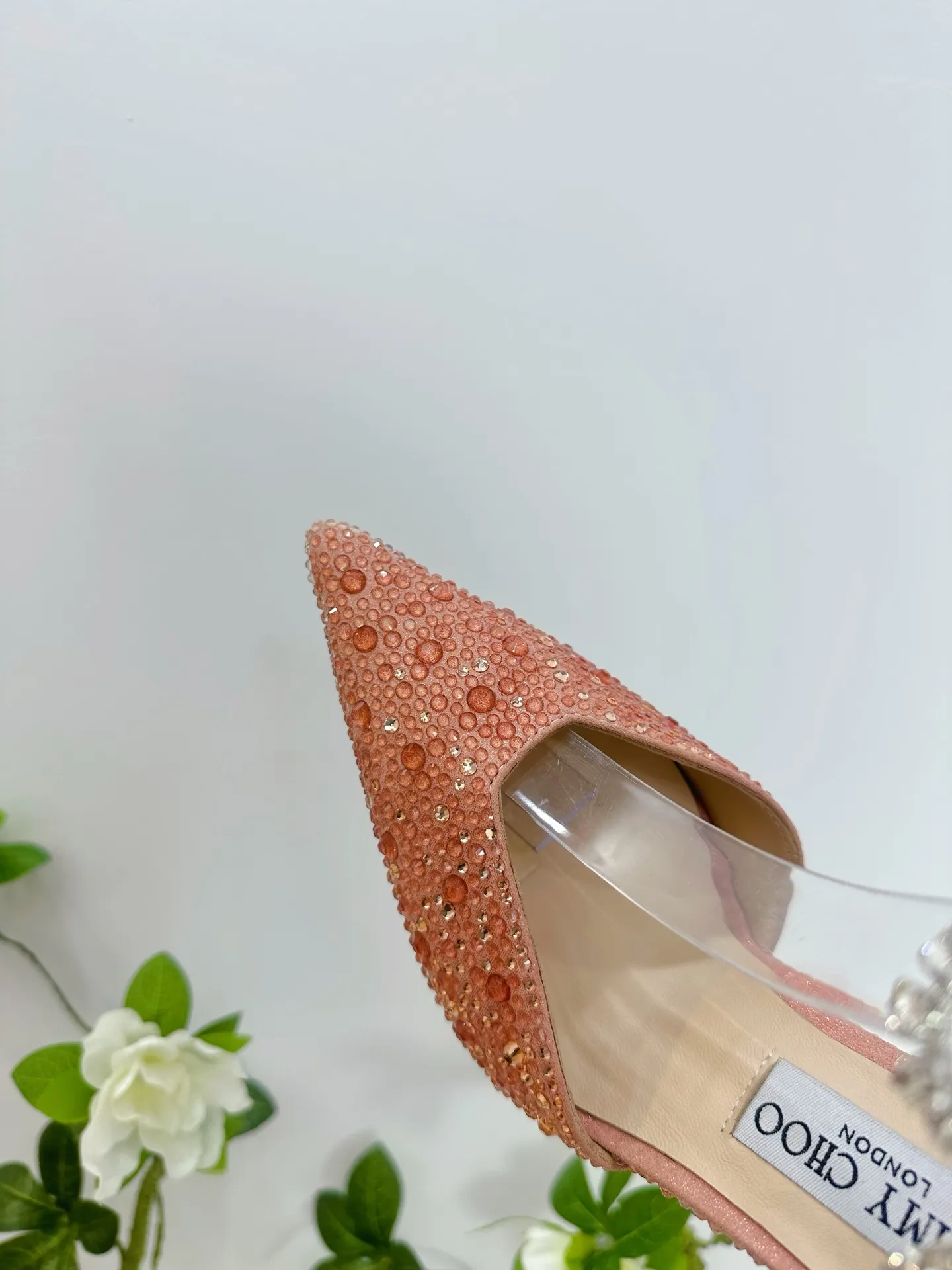 👟👟Ex-factory price 820👟👟 JIMMY CHOO (Jimmy CHOO) 💝💝💝 is a very comprehensive noble fashion lifestyle brand, with a series of women's high-heeled, medium-heeled, flat-heeled sandals with the same strap from major fashion bloggers and celebrities in Hong Kong and the United States.  The Australian pointed toe, round toe and square toe series are simply beautiful. Fall in love with elegance and playful sense of the future. Just by looking at them, you want to own them immediately, but you can really think about a pair of exquisite high heels~~~~~~~~~~~~~~~~~ 💝This series is specially designed for extraordinary and indifferent ladies, thus creating a unique overall effect, Jimmy Choo Design products that inspire women to move forward and show their charm💝💝💝 1⃣️Material: Imported silk hot diamond 2⃣️Inner: Imported Italian lambskin, super soft and delicate 3⃣️Outsole: Imported Italian original original color genuine leather injection molded outsole Heel height 8.5 4⃣️Code number: 35 to 39 (34.40.41.42. Customized)